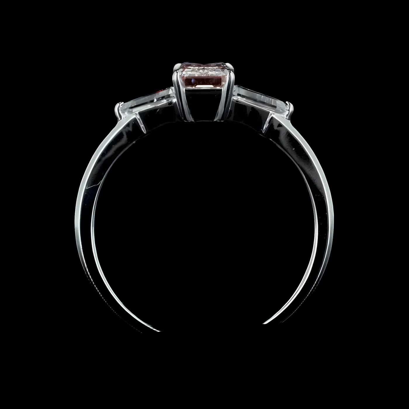 Bague avec pierre latérale en diamant rose (D104)