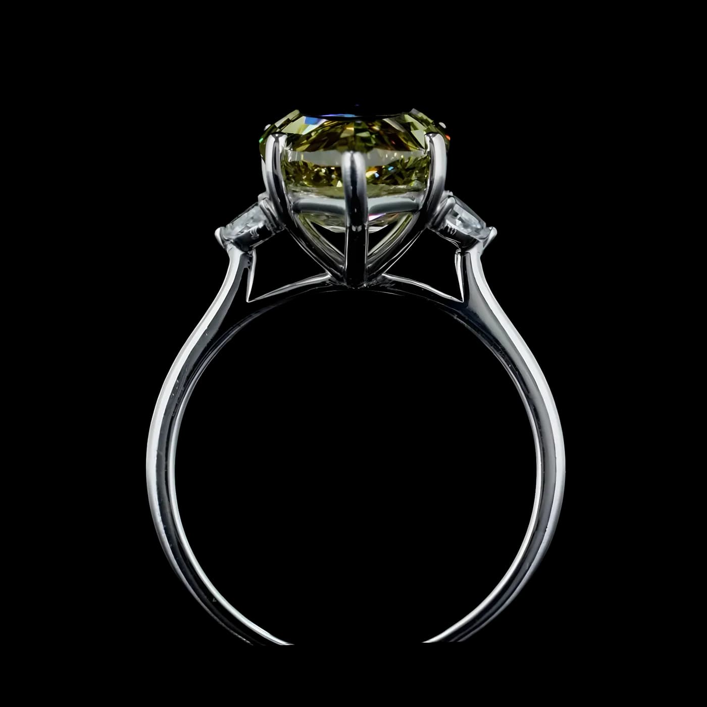 Bague avec pierre latérale en diamant jaune (D97)