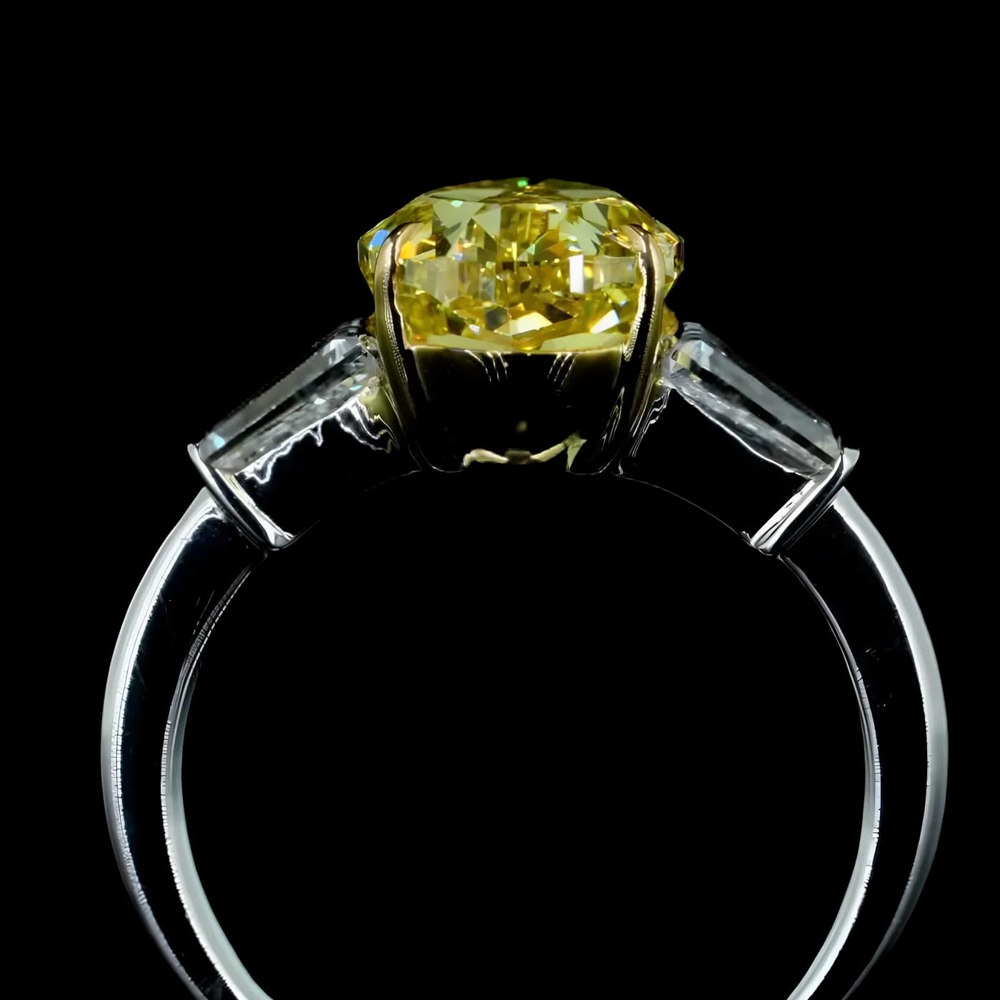 Bague avec diamant jaune en pierre latérale (C9-5)