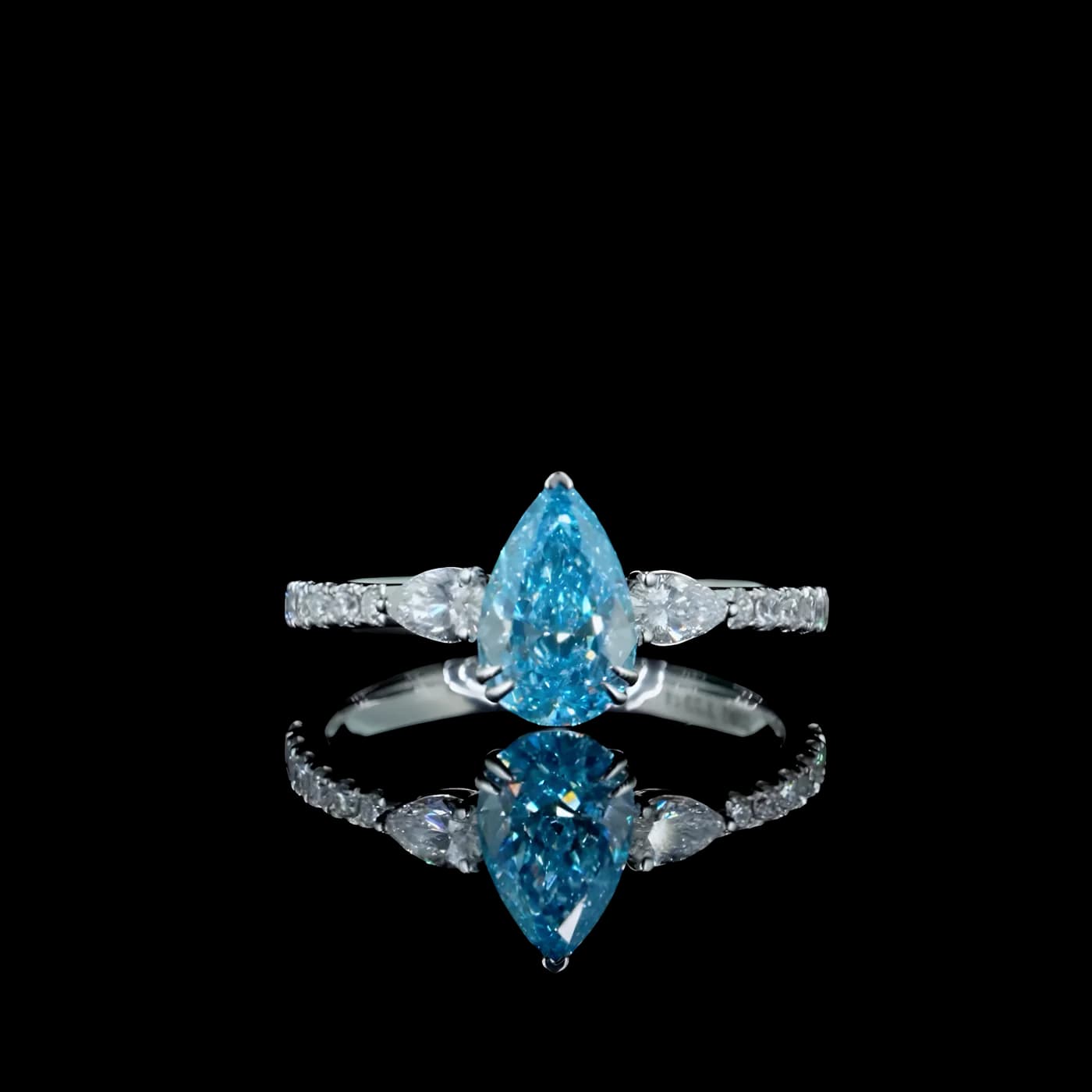 Bague avec pierre latérale en diamant bleu (D24)
