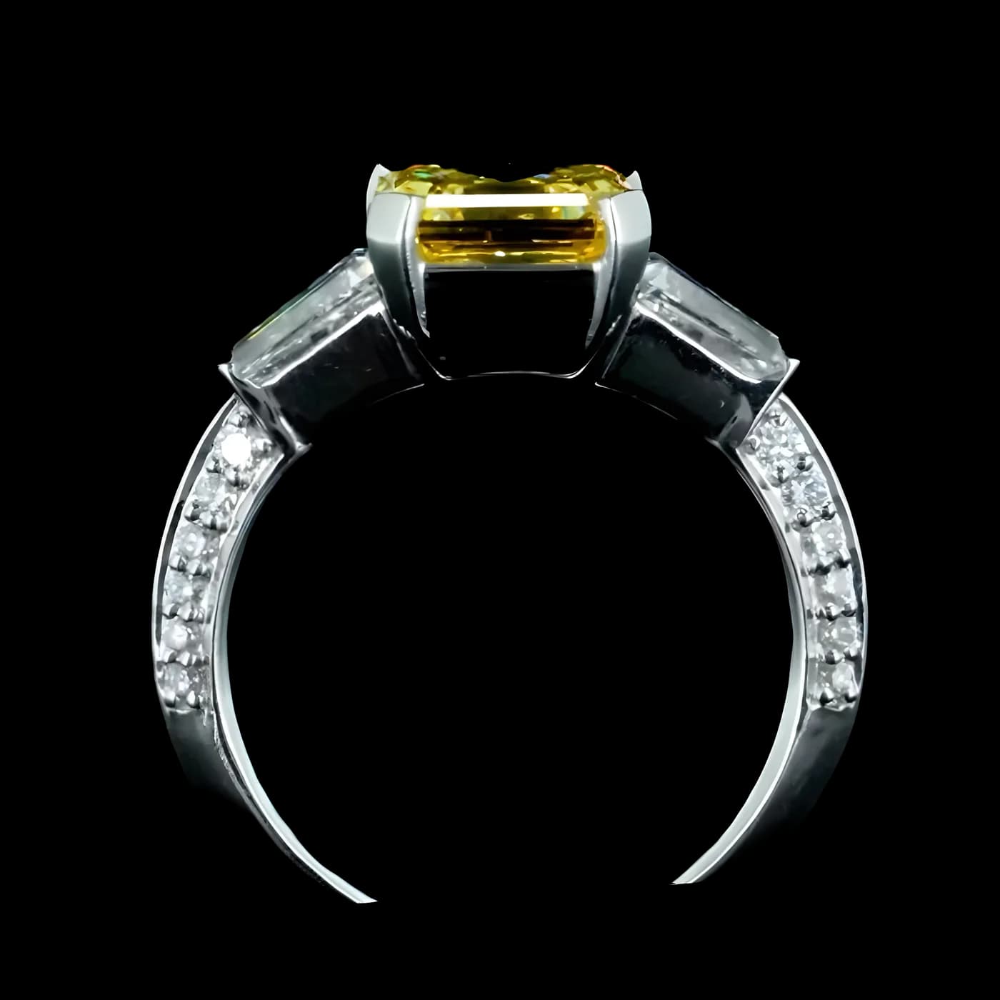 Bague avec pierre latérale en diamant jaune (CV144)